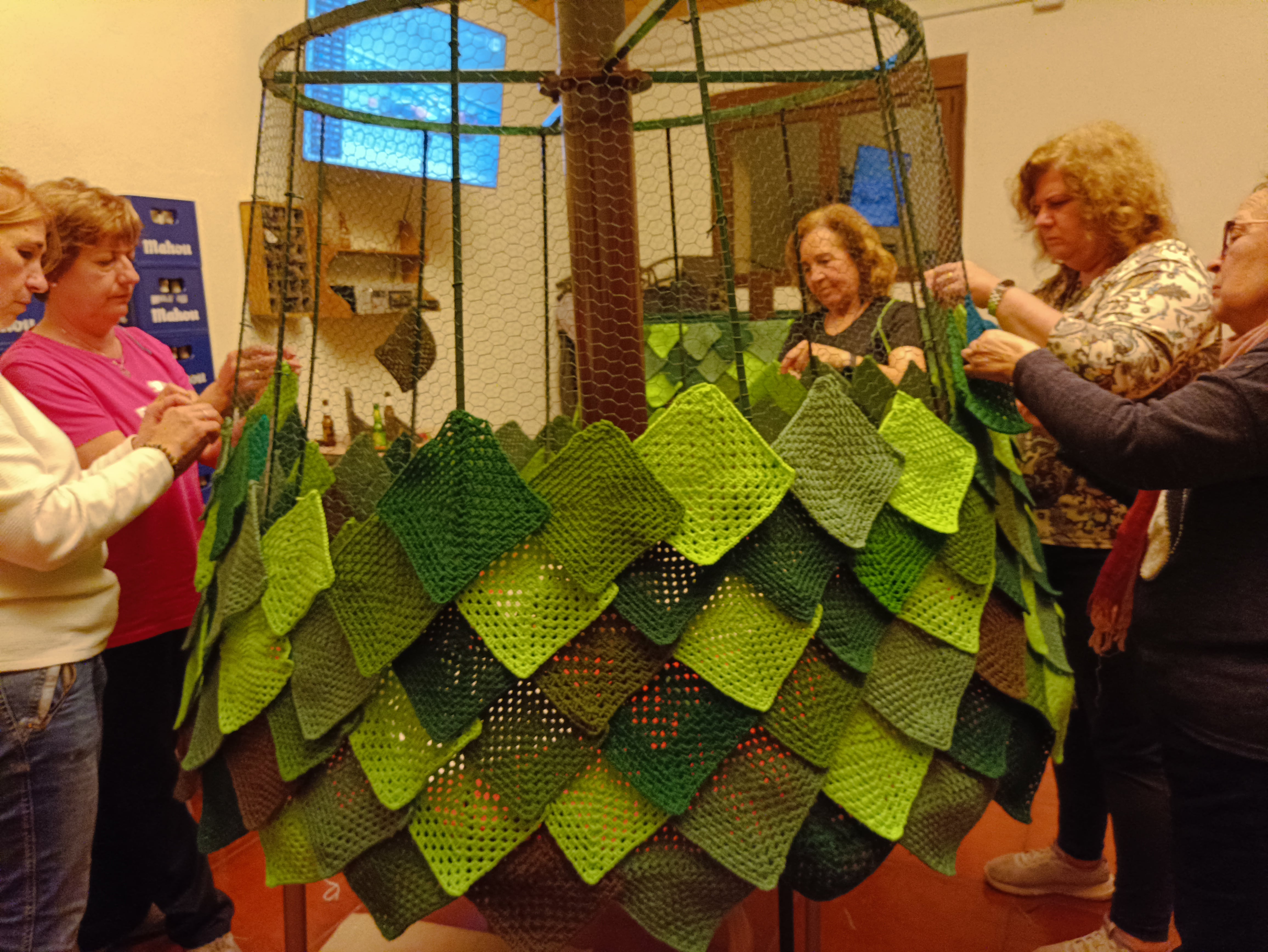 Momento del cosido de las hojas de ganchillo para crear el árbol.