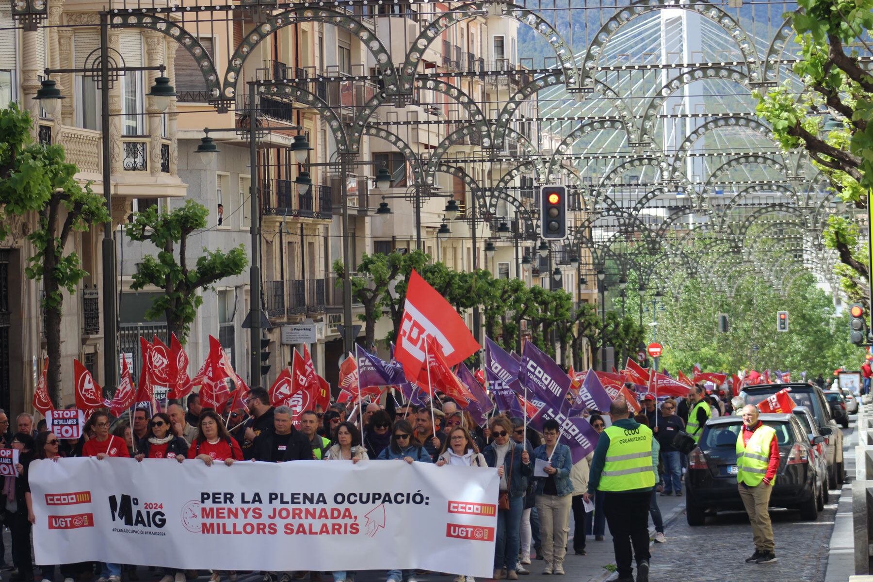 La manifestación del 1 de Mayo a su paso por la Avinguda País Valencià