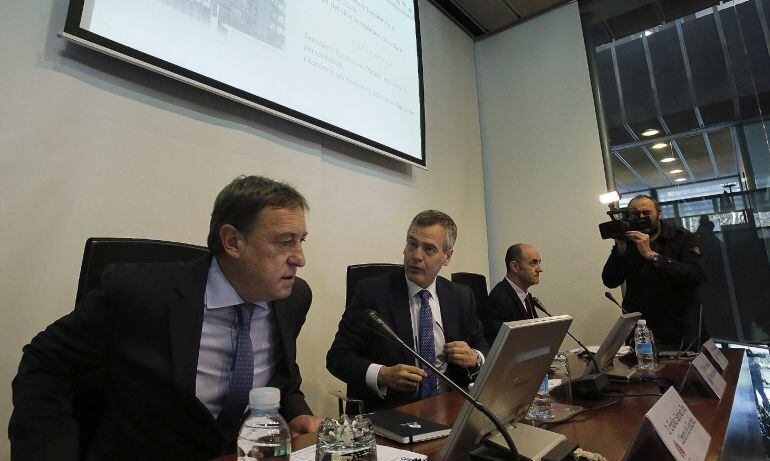 El presidente de la Cámara de Gipuzkoa, Pedro Esnaola, en el centro, durante la presentación de los datos económicos.