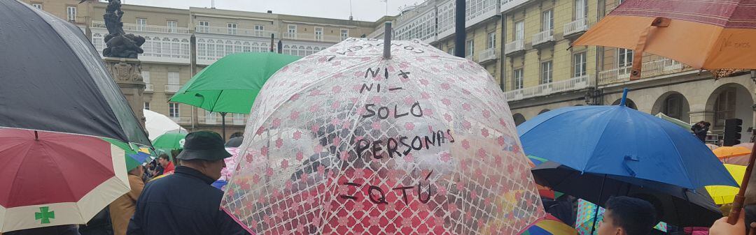 Multitudinaria paraguada en la Plaza de María Pita, con el lema: Baixo o mesmo paraugas. Galicia pola diversidade