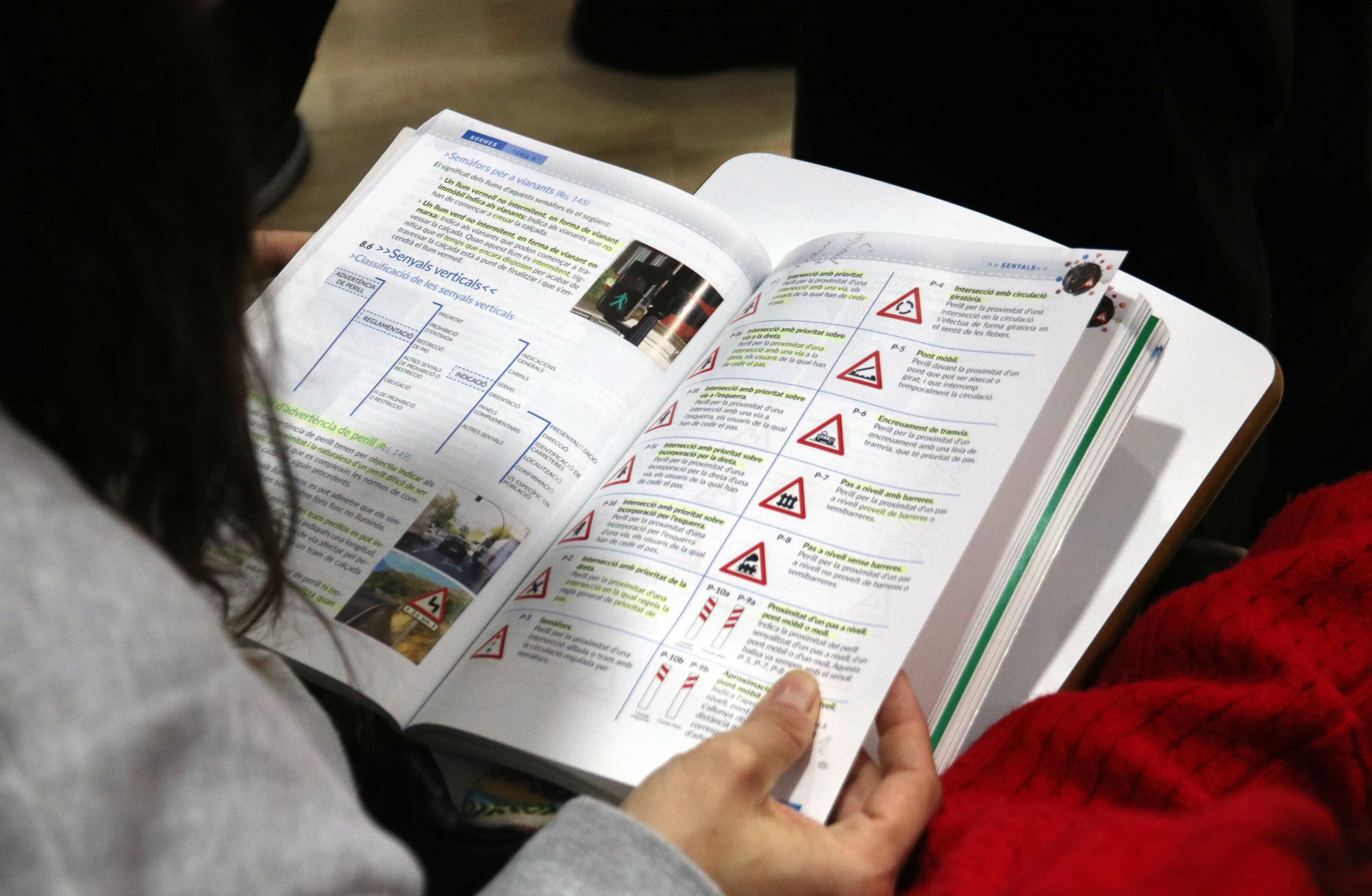 Llibre per preparar-se l'exàmen teòric del carnet de conduir. Foto: ACN