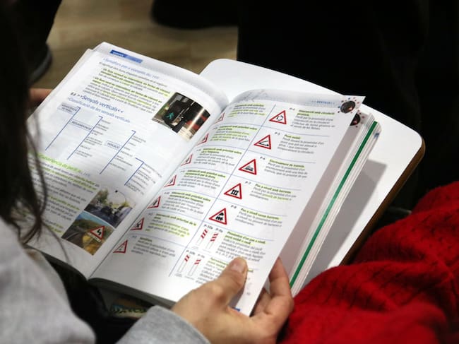 Llibre per preparar-se l'exàmen teòric del carnet de conduir. Foto: ACN