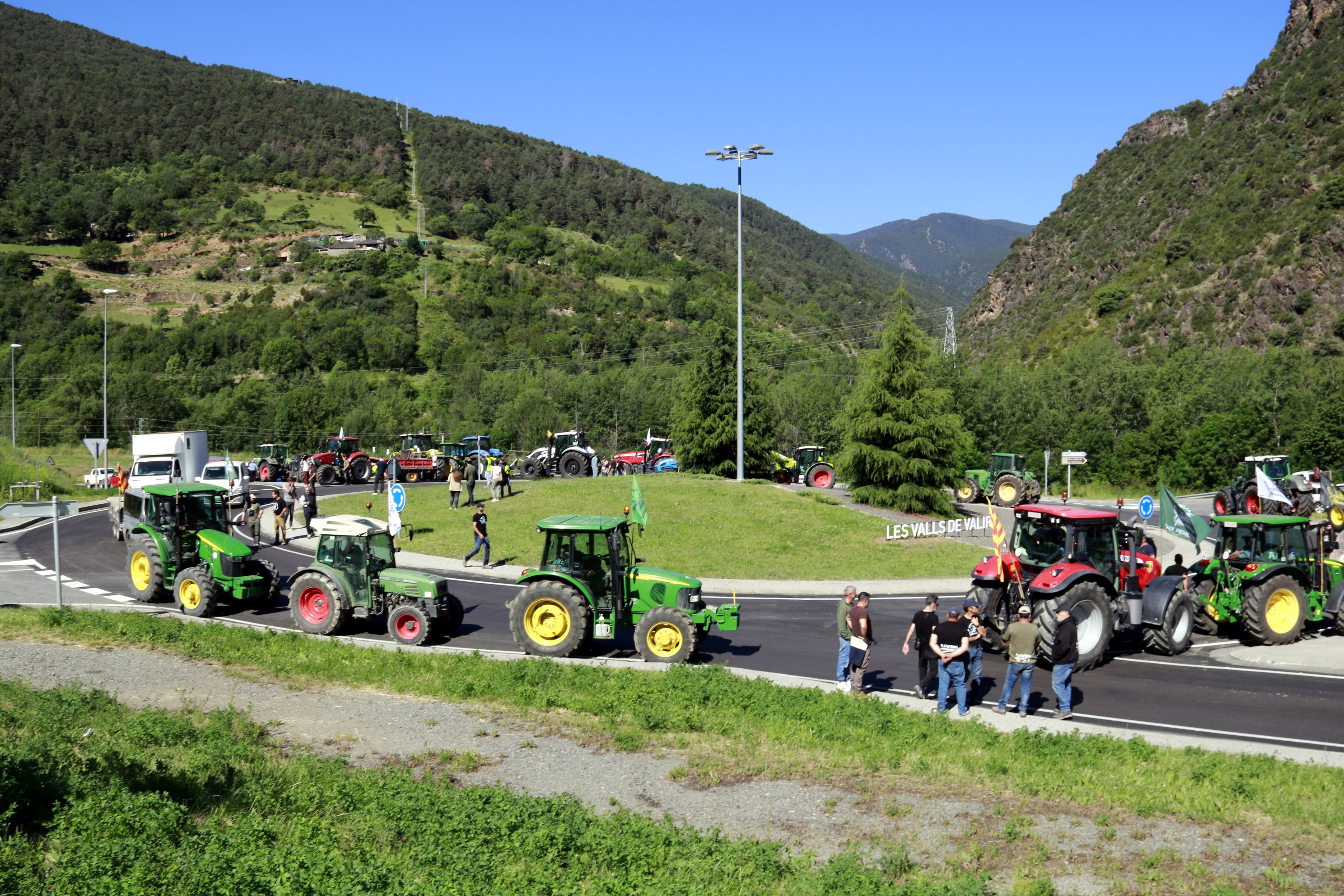 Al tall de la rotonda de Valls de valira s&#039;han concentrat uns 300 pagesos