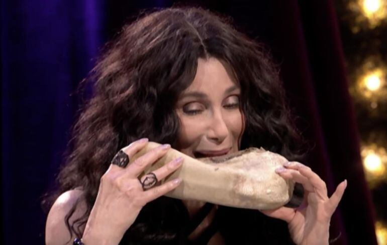 Cher comiendose la lengua de una vaca en el programa de James Corden