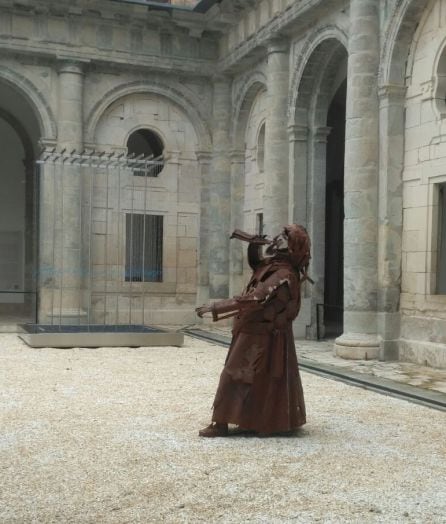 Escultura en el claustro de la catedral.