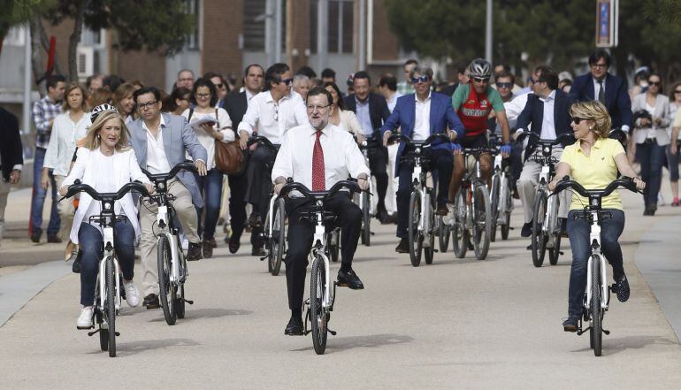 El presidente del PP y del Gobierno, Mariano Rajoy, y las candidatas a la Comunidad y al Ayuntamiento, Cristina Cifuentes y Esperanza Aguirre, dan un paseo en bici por Madrid Río tras reunirse hoy con profesionales del sector de la bicicleta. EFE/Javier L