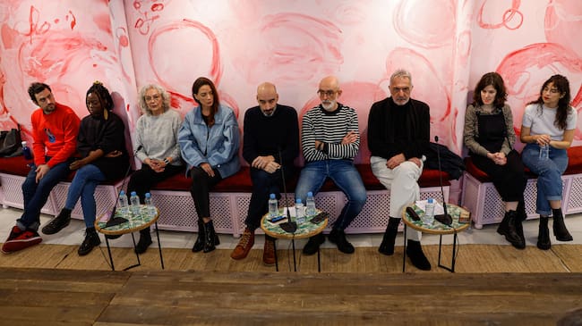 El director del Teatre Lliure , Juan Carlos Martel (c), durante la presentación de "Yerma" en el Teatro María Guerrero de Madrid. Acompañado del director del CDN, Alfredo Sanzol (4d) y del director de escena, Frédéric Amat (3d), y con Joan Amargós, María Hervás, David Menéndez, Bàrbara Mestanza. EFE/ J.J.Guillen