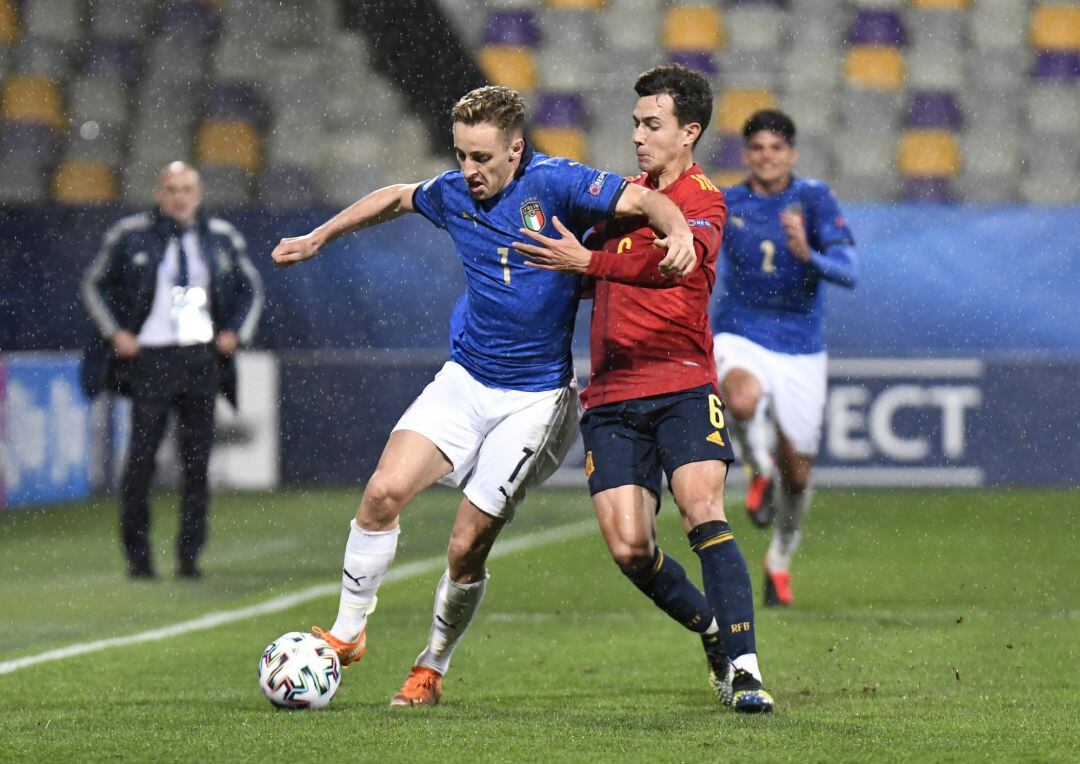 Zubimendi durante el partido contra Italia con la sub-21