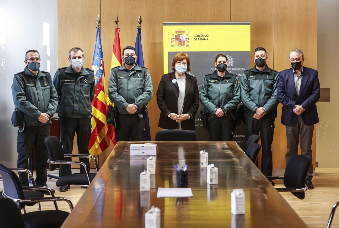 La delegada del Gobierno en la Comunitat Valenciana, Gloria Calero (c), posa junto al general jefe de la VI Zona de la Guardia Civil, Arturo Prieto (2i) y tres de los agentes que participaron en la evacuación de la residencia de Moncada, en el Palacio de