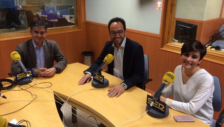 De izquierda a derecha: Manuel González Ramos (secretario provincial del PSOE), Antonio Hernando (portavoz del Comité Electoral) e Isabel Rodríguez (número 2 del PSOE en el Congreso)