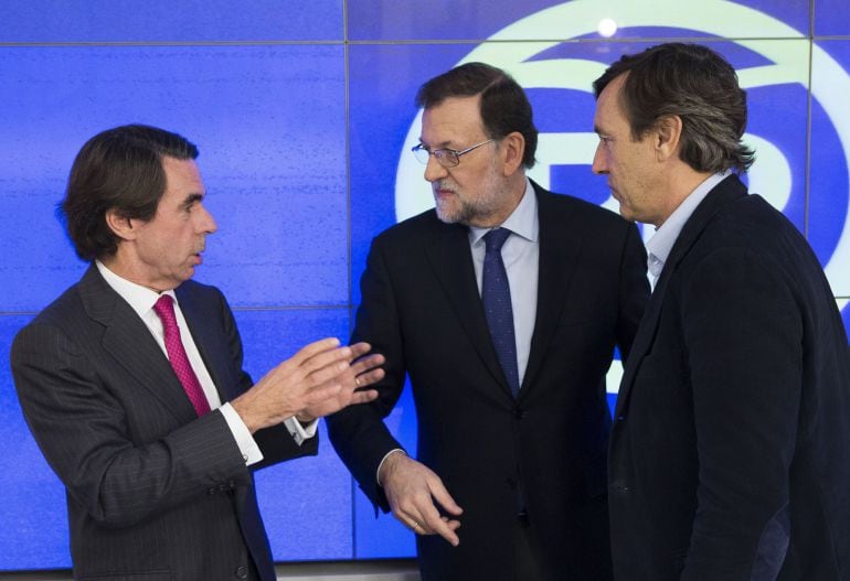 Fotografía facilitada por el PP de su presidente, Mariano Rajoy (c), junto al expresidente del Gobierno José María Aznar (i), y el exportavoz del PP en el Congreso, Rafael Hernando, al comienzo de la reunión del Comité Ejecutivo Nacional del partido para 