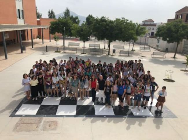 Otro momento del encuentro en el tablero de ajedrez gigante, en uno de los patios del IES 'Juan López MOrillas'