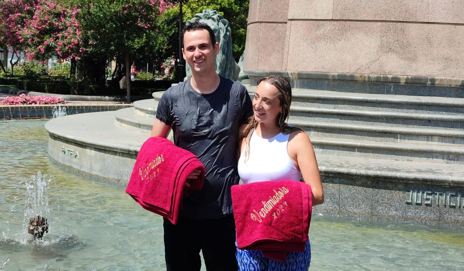 Félix Ángel Jalón y Lucía Yubero, vendimiadores 2023, en la Fuente del Espolón