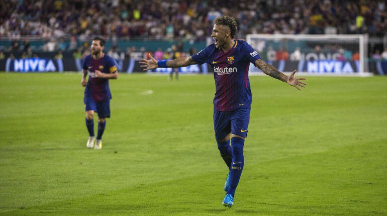 Neymar celebra uno de sus últimos goles con el Barcelona