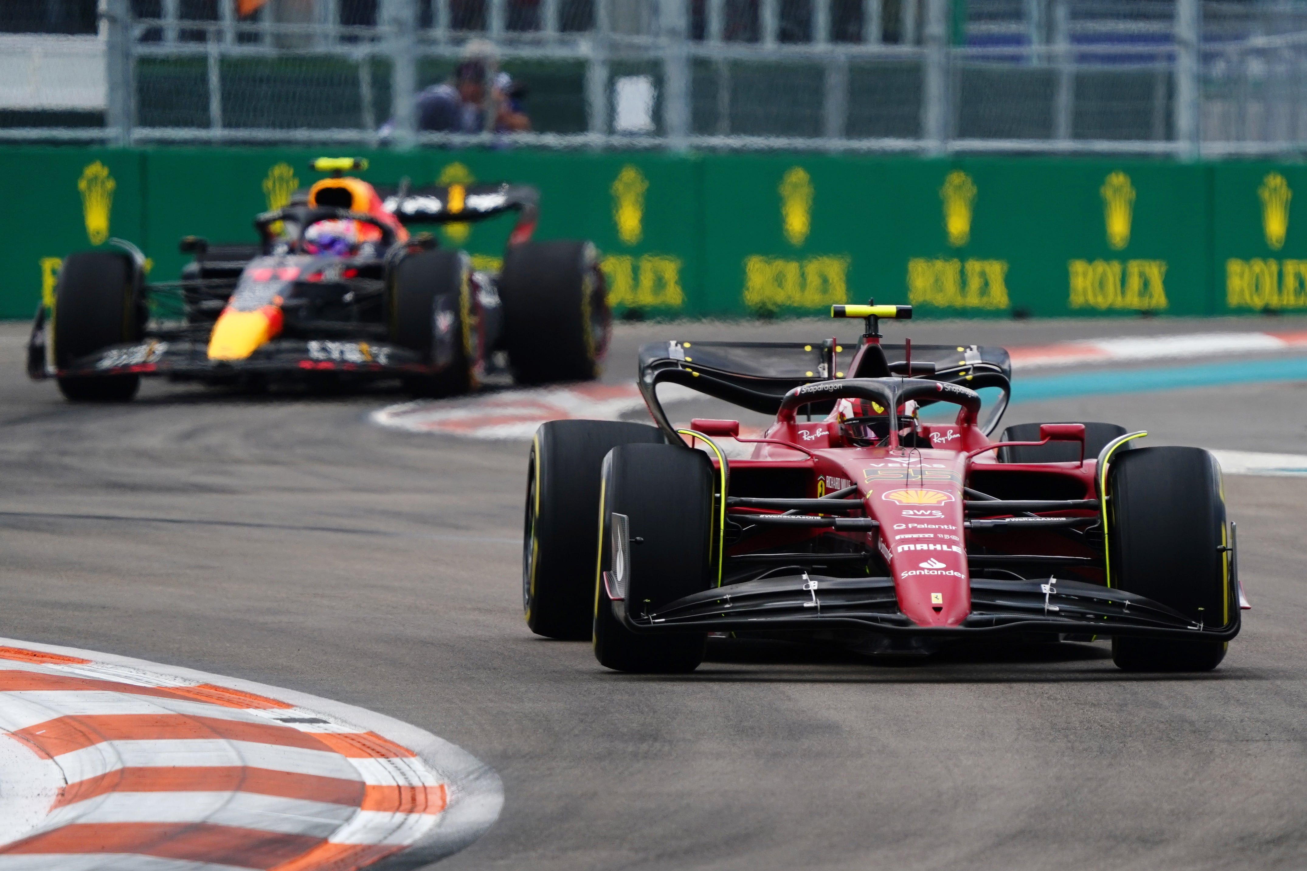 Carlos Sainz Jr. en su resistencia ante Pérez en el GP de Miami