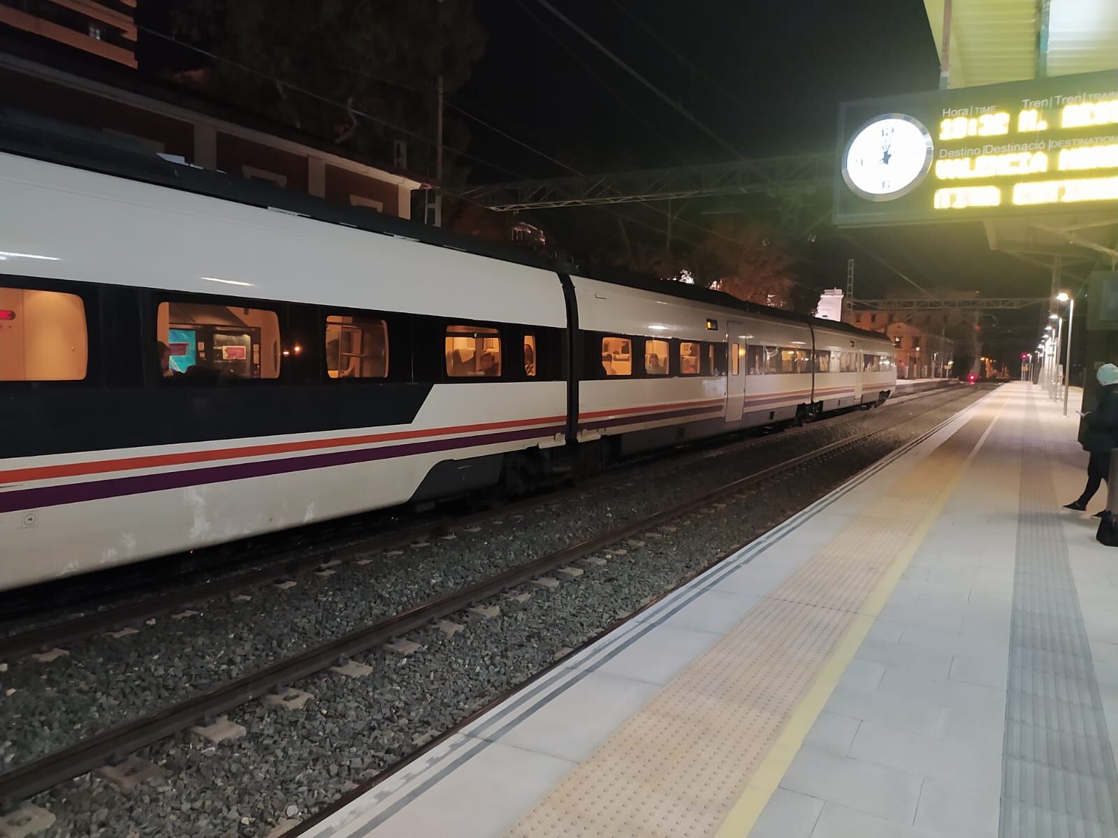 Imágenes nocturnas de la estación de Villena