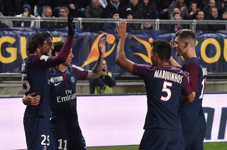 Los jugadores del París Saint Germain celebrando el gol durante el partido de cuartos de final de la Copa de la Liga Francesa ante el SC Amiens