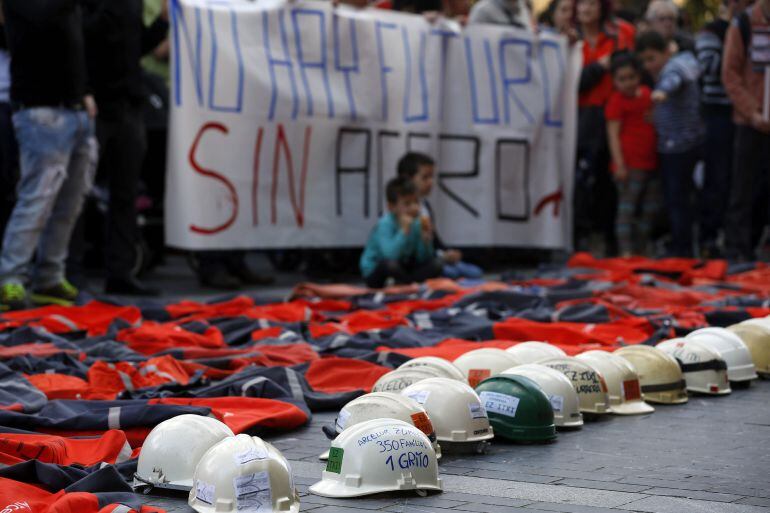 Un momento de la concentración de los trabajadores de ArcelorMittal de Zumarraga, frente a la Diputación de Gipuzkoa este pasado fin de semana.