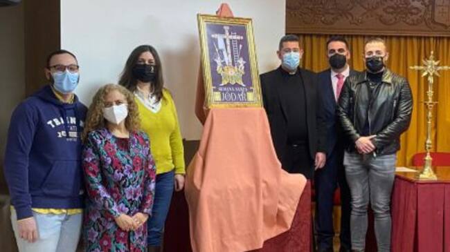 El autor de la obra, Andrés Valera, primero por la izquierda, acompañado de alcaldesa, concejales, párroco y representante de la Unión Local de Cofradías, una vez descubierto el cartel