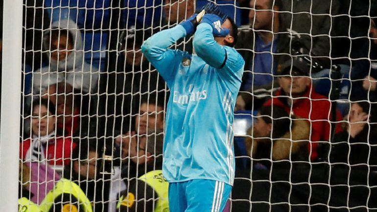 Keylor Navas se echa las manos a la cabeza tras cometer un fallo en el partido frente al Betis