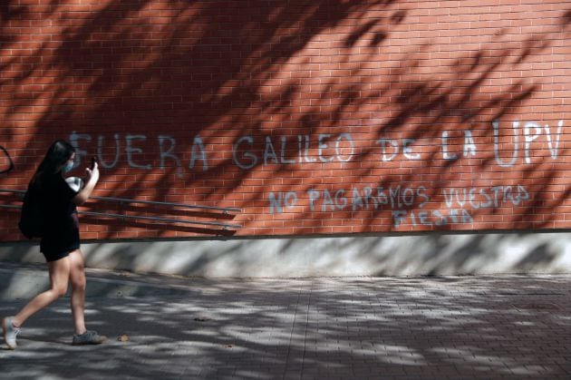 El Colegio Mayor &quot;Galileo Galilei&quot; y sus alrededores amanecieron hoy con pintadas alusivas al brote de Covid-19 detectado la pasada semana y que obligó a suspender las clases presenciales a 25.000 alumnos del campus de la Universidad Politécnica de Valencia (UPV)