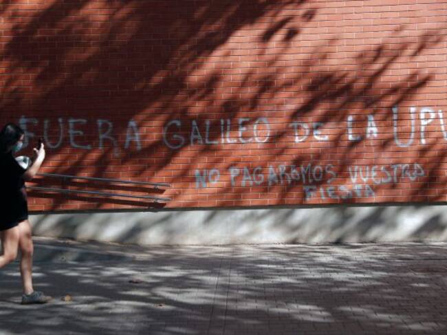 El Colegio Mayor "Galileo Galilei" y sus alrededores amanecieron hoy con pintadas alusivas al brote de Covid-19 detectado la pasada semana y que obligó a suspender las clases presenciales a 25.000 alumnos del campus de la Universidad Politécnica de Valencia (UPV)