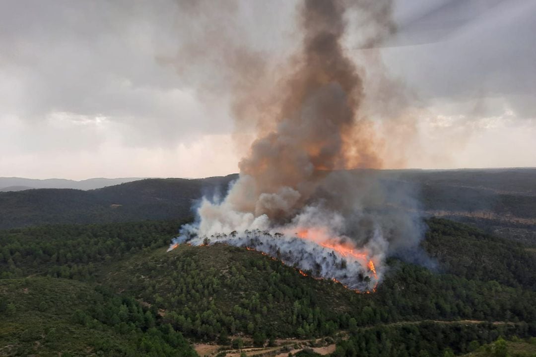 Imágenes del incendio forestal que esta tarde se ha originado en Bicorp por la caída de un rayo. 