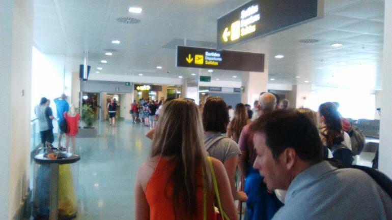 Imagen de archivo de colas para embarcar