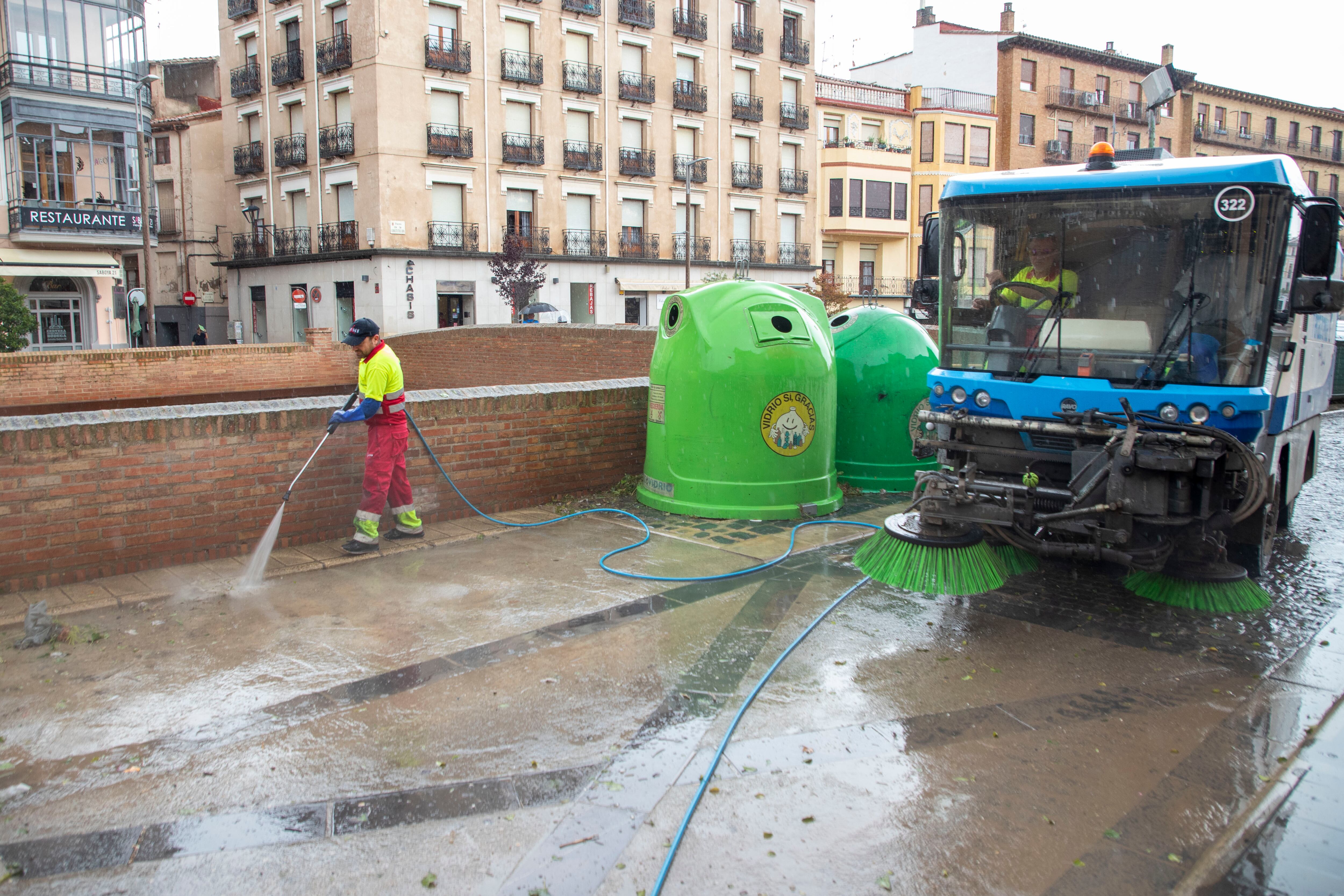 TARAZONA (ZARAGOZA), 12/07/2025.- Operarios limpian las calles tras las últimas lluvias caídas en Tarazona. Aragón continúa en situación de alerta tras las intensas tormentas registradas esta semana, especialmente en las localidades zaragozanas de Tarazona, Pedrola y Grisén, donde sus vecinos vieron inundadas sus calles, garajes, locales y viviendas a causa de unas precipitaciones que descargaron hasta 100 litros por metro cuadrado en una hora. EFE/ Javier Belver