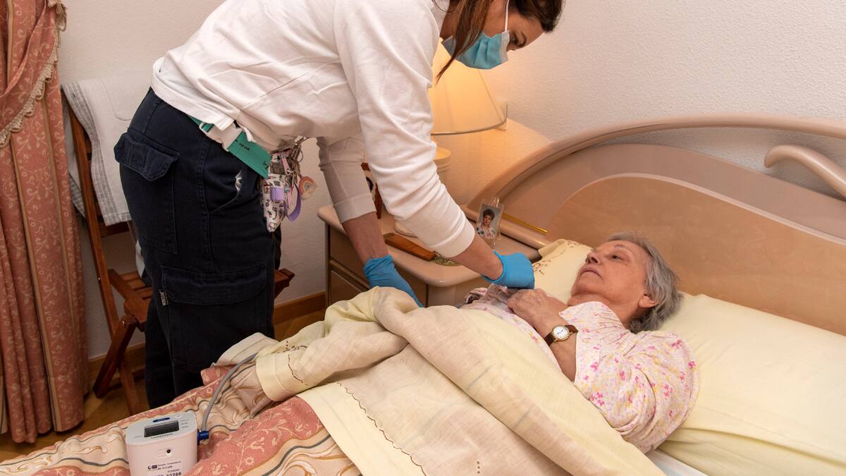 Entrevistamos al doctor Manuel Ruiz, coordinador del servicio de hospitalización a domicilio del Hospital U. de Getafe y al enfermero Juanvi Caravaca