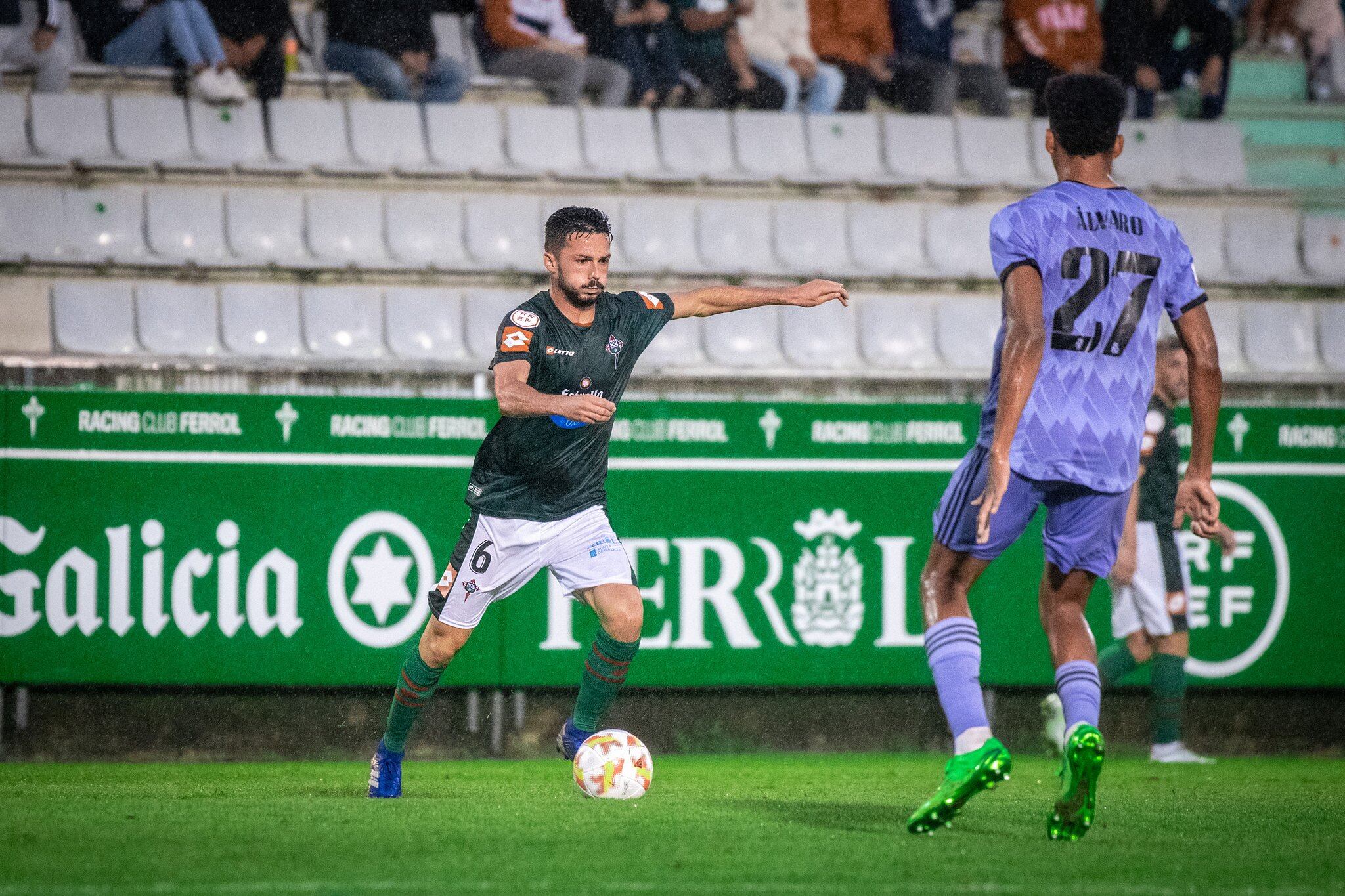 Jesús Bernal conduce el balón durante el Racing-Real Madrid Castilla en A Malata