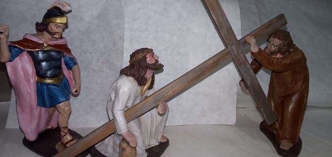 Conjunto escultórico con figuras belenistas que forma parte de la exposición 'La Pasión hecha Belén'