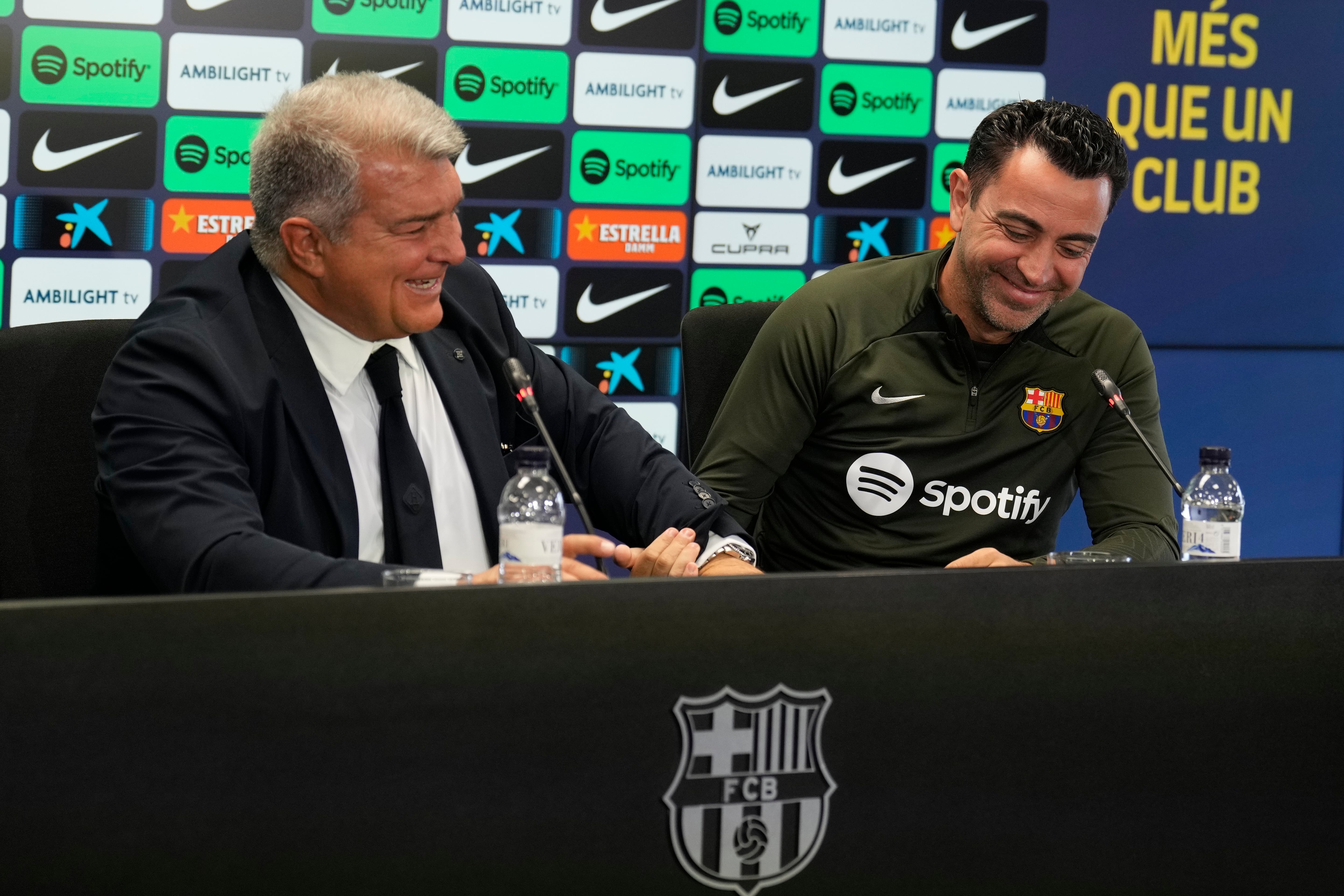 Joan Laporta y Xavi Hernández en rueda de prensa.