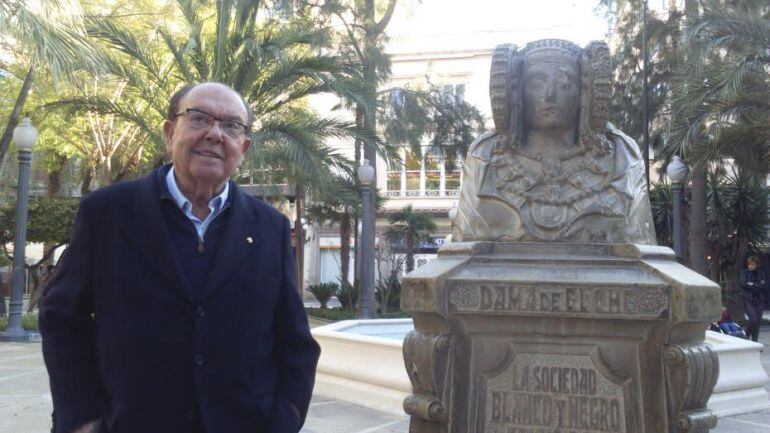 Ricardo Caballero junto a la Dama de Elche de la Glorieta