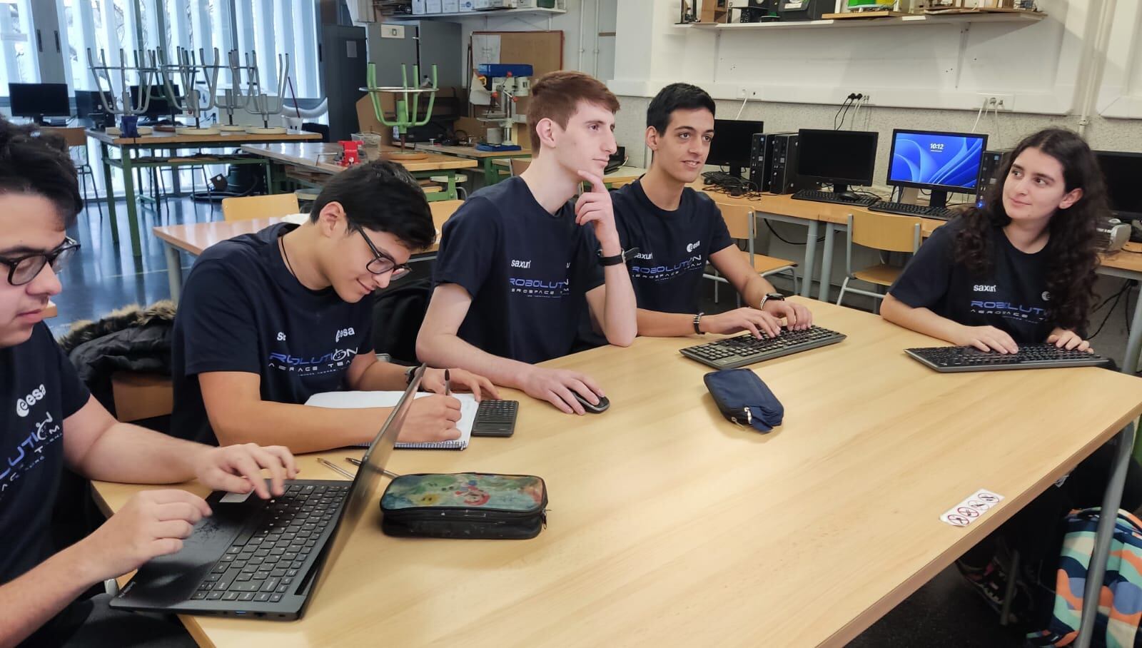 Equipo Saxun Roboluti_on