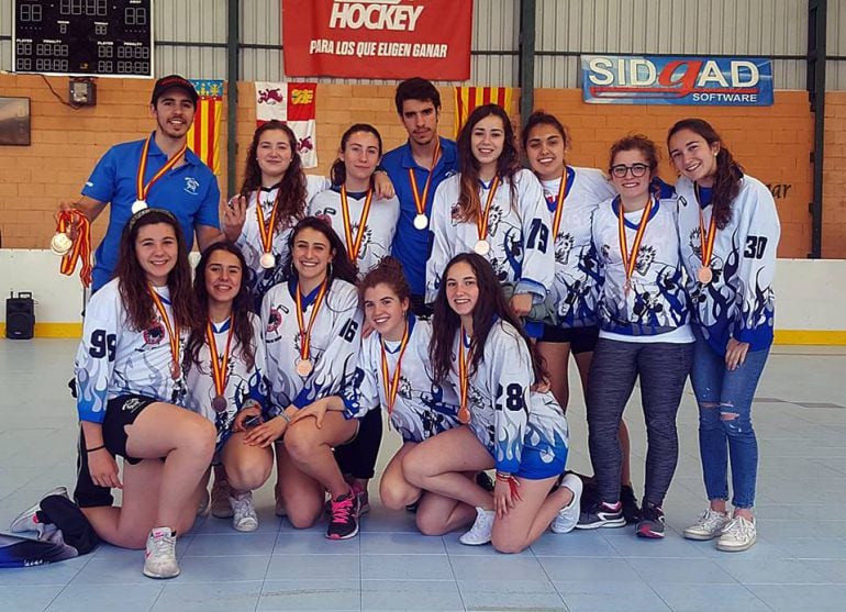 Las triunfadoras arandinas, junto a sus entrenadores, tras lograr el bronce nacional en Galapagar.