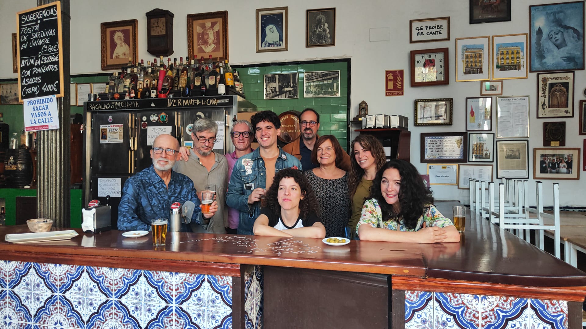 Julio Muñoz &#039;Rancio&#039;, en el centro de la imagen, junto a los protagonistas de la puesta en escena de &#039;El diariod el asesino de la regañá&#039;