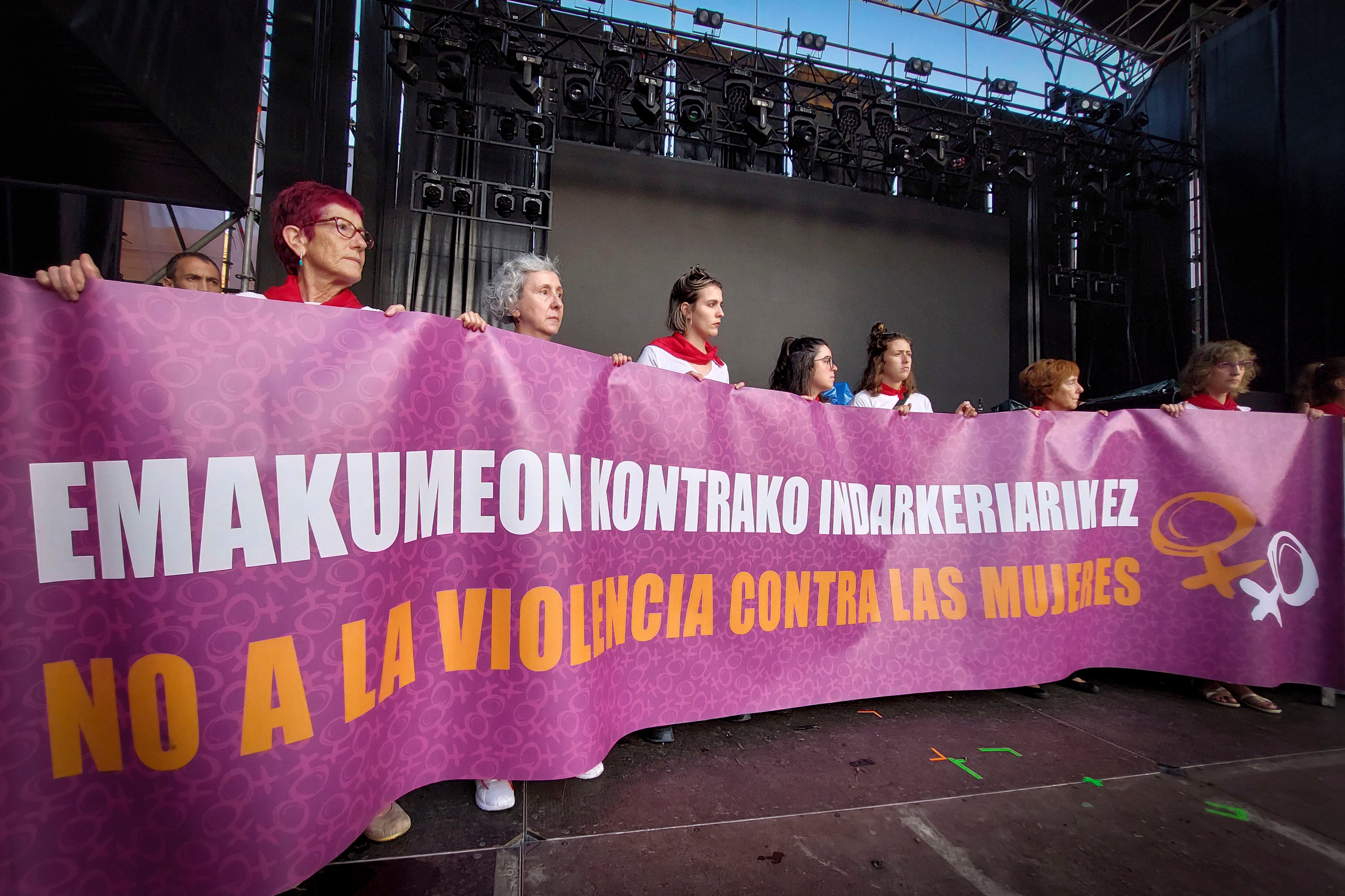 Cientos de personas han detenido este domingo durante unos minutos la celebración de los Sanfermines para denunciar las agresiones sexistas registradas durante estos días