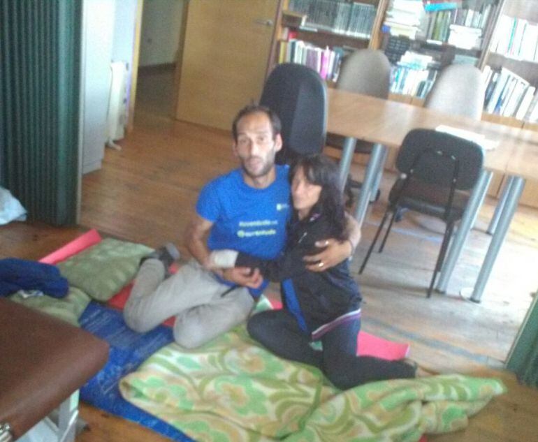 La pareja pasó la noche en la sede de FAVEC como medida excepcional, pero piden a las instituciones una solución urgente. 