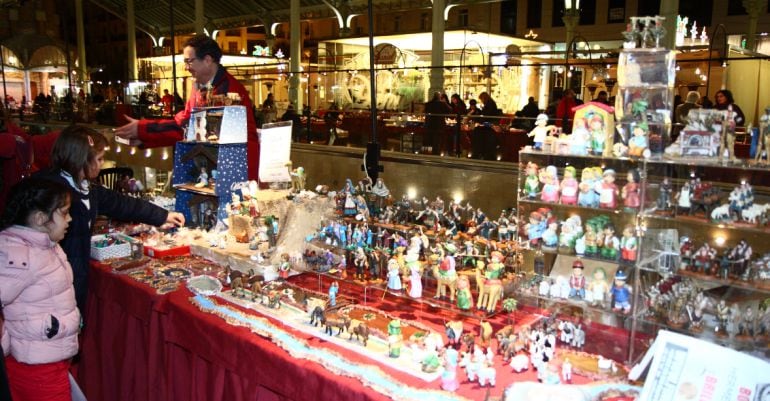 Mercadillo navideño organizado en el Mercado de Colón por la Asociación de Belenistas de Valencia