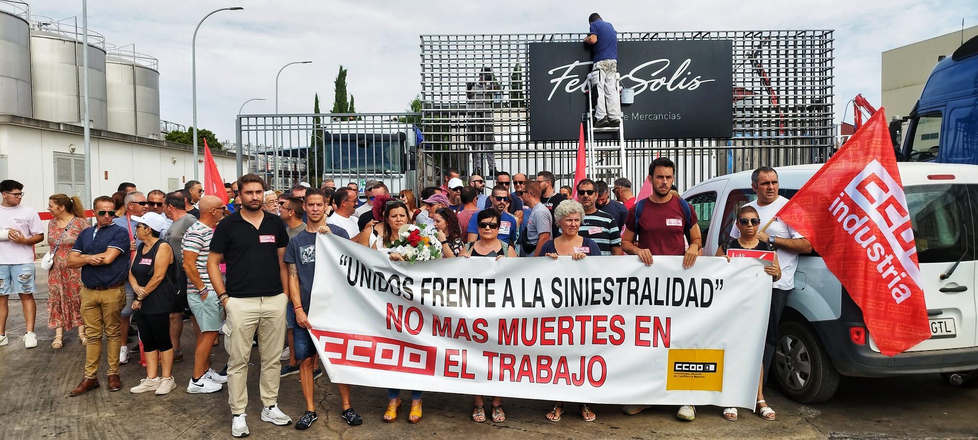 Concentración de CCOO a las puertas de la bodega Félix Solís en Valdepeñas ( Ciudad Real ) por la muerte de un joven trabajador en accidente laboral este mes de agosto