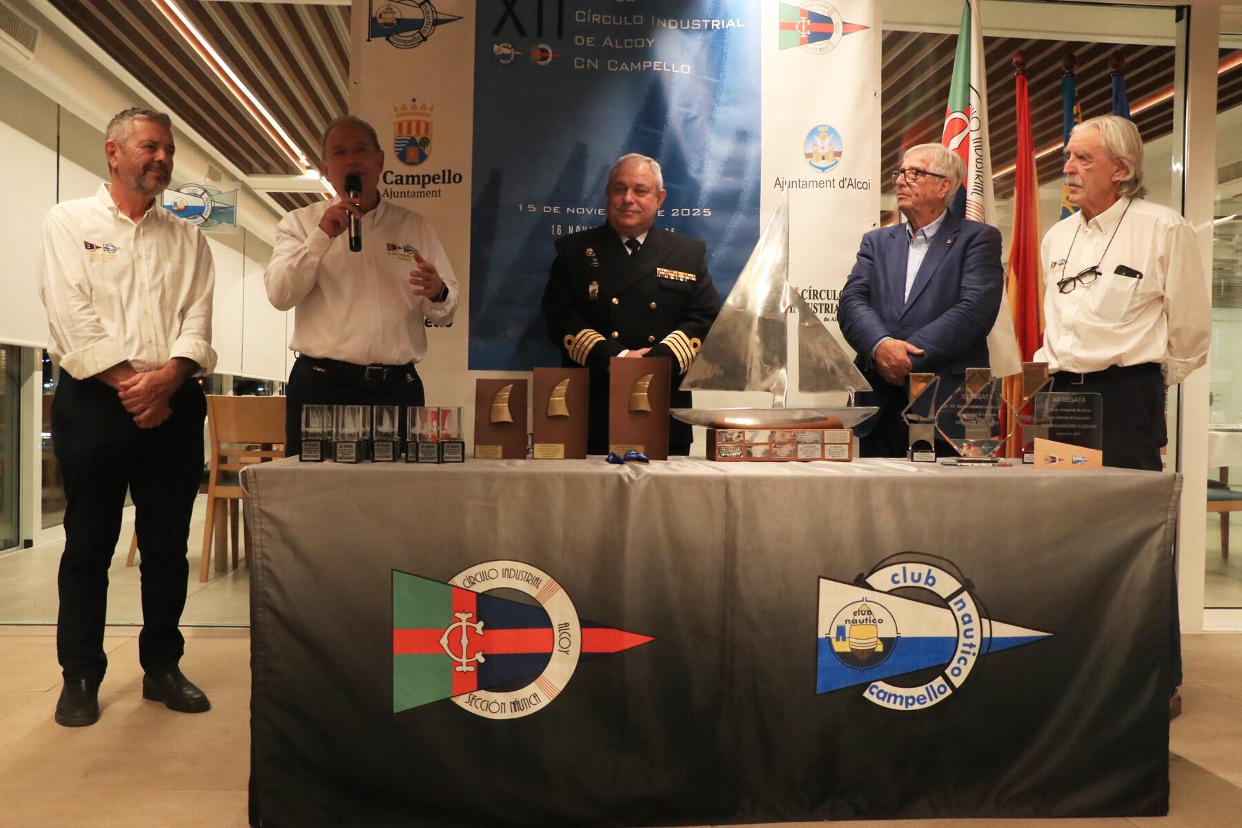Un instante de la entrega de trofeos que tuvo lugar en la sede del Club Náutico Campello