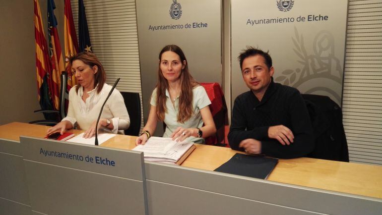 Los concejales Teresa Maciá, Cristina Martínez y Fernando Durá