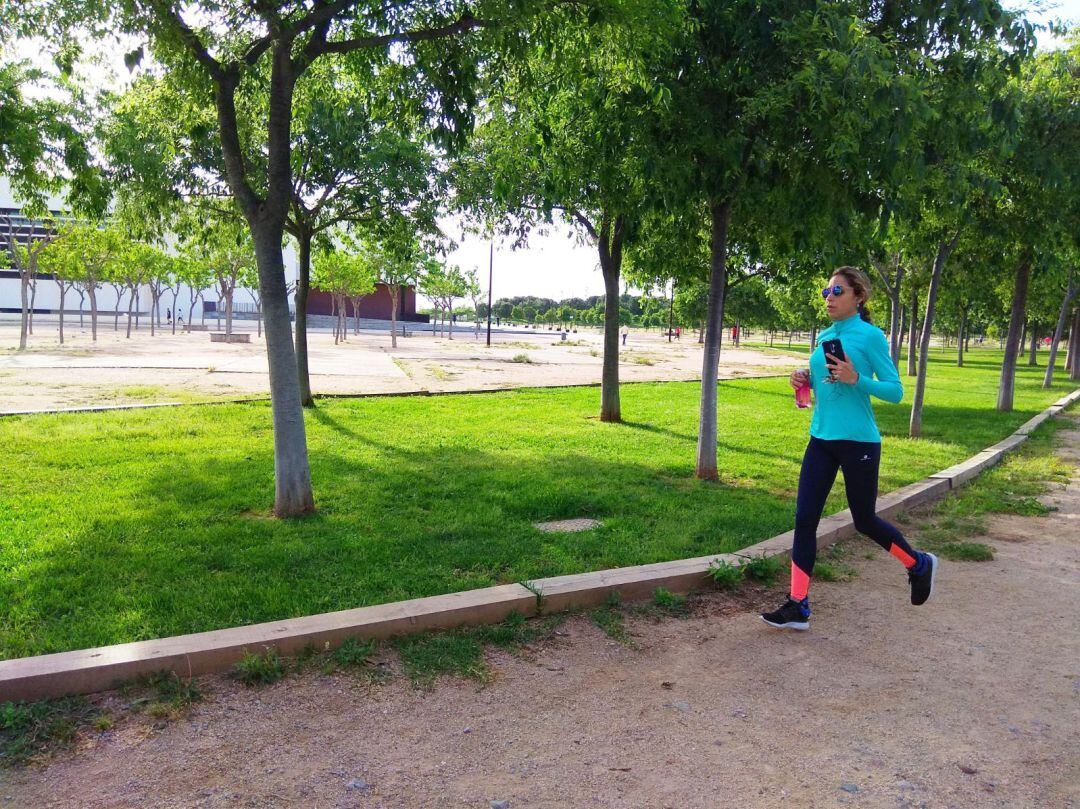 Una mujer corre en las inmediaciones del Auditorio de Castelló