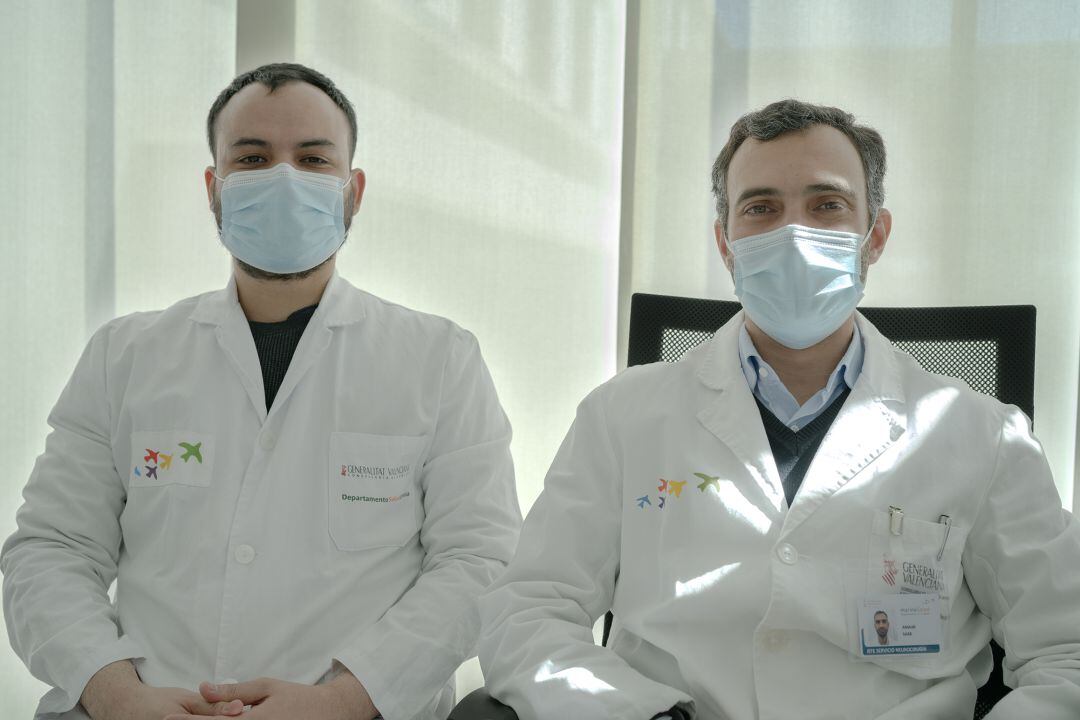 De izquierda a derecha, los doctores Carlos Cotúa y Anwar Saab. 