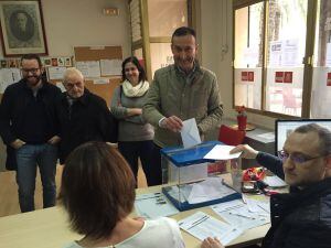 Carlos González votando en la sede del partido