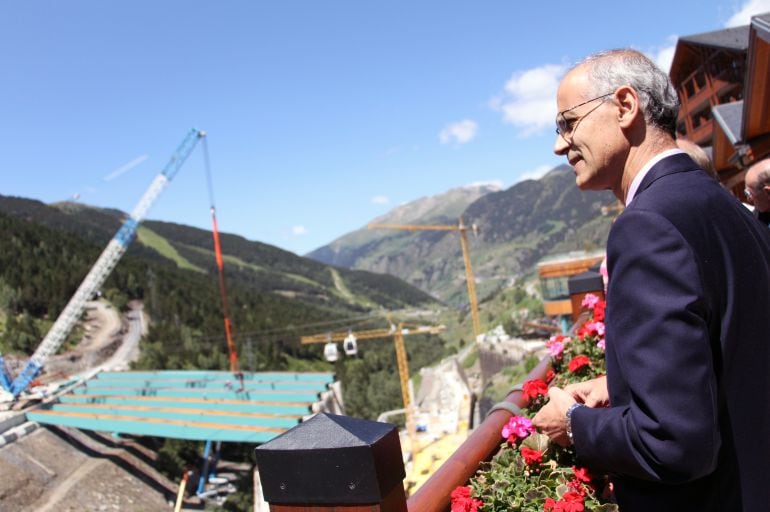 El cap de Govern, Antoni Martí, contempla l'estat de les obres de construcció de la plataforma de Soldeu.
