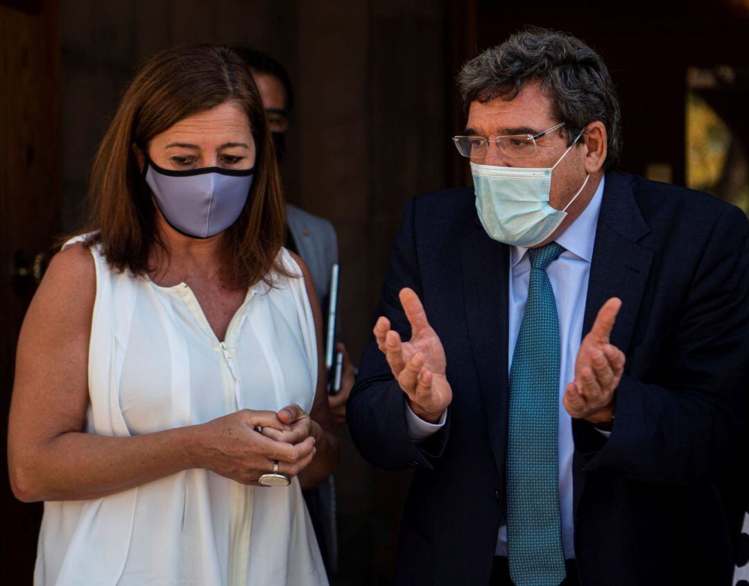 La presidenta del Govern, Francina Armengol (i) conversa con el ministro de Inclusión, Seguridad Social y Migraciones, José Luis Escrivá (d) a su llegada este jueves al Consolat de Mar de Palma de Mallorca.