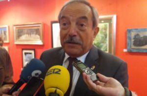 El alcalde de Oviedo, Wenceslao López, responde a los periodistas sobre la huelga anunciada por los trabajadores de La Auxiliar de Recaudación.