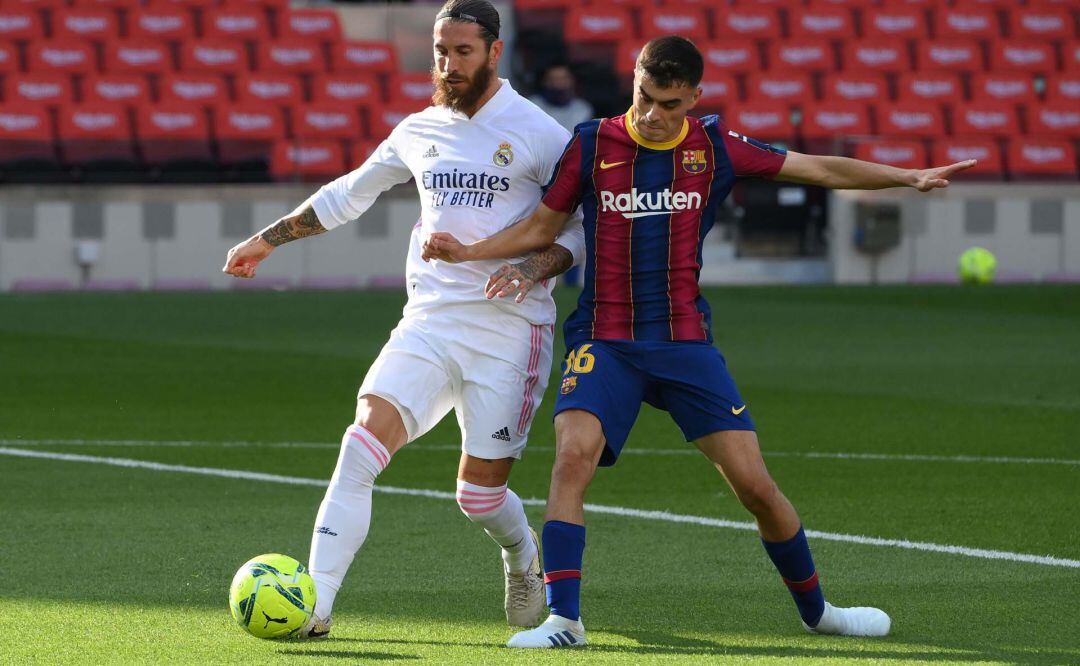 Sergio Ramos y Pedri, en un Clásico entre el Barcelona y el Real Madrid.